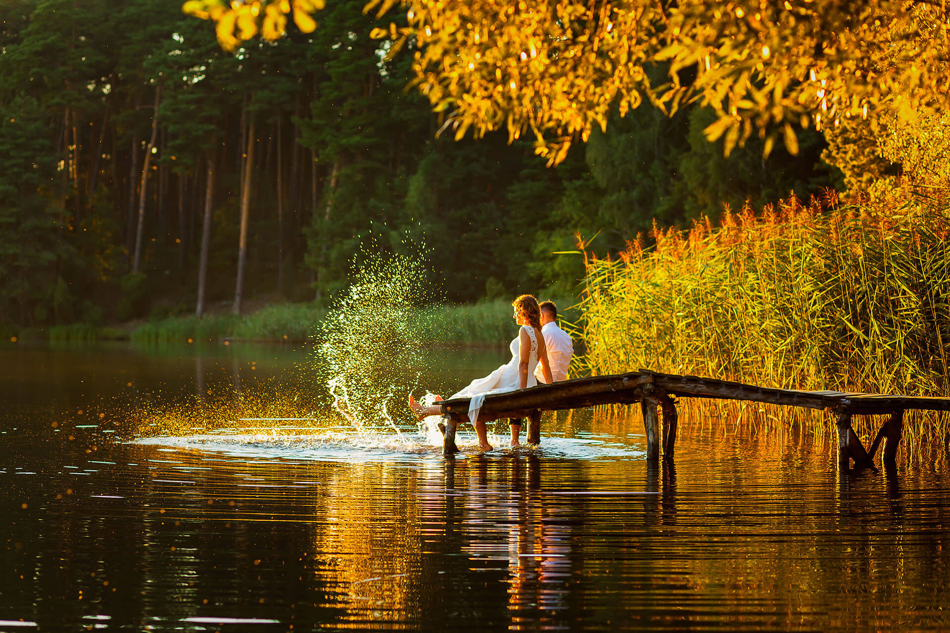 Fotografia ślubna nad jeziorem przy zachodzie słońca